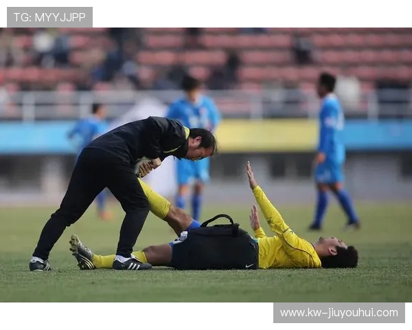 足球场上的暴力事件采访：球员被打事件全程还原与背后原因分析